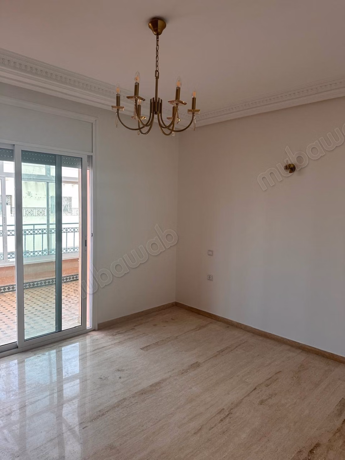 Mooie appartement te koop in de Gouden Driehoek. Oppervlakte van 240 m². Modern salon