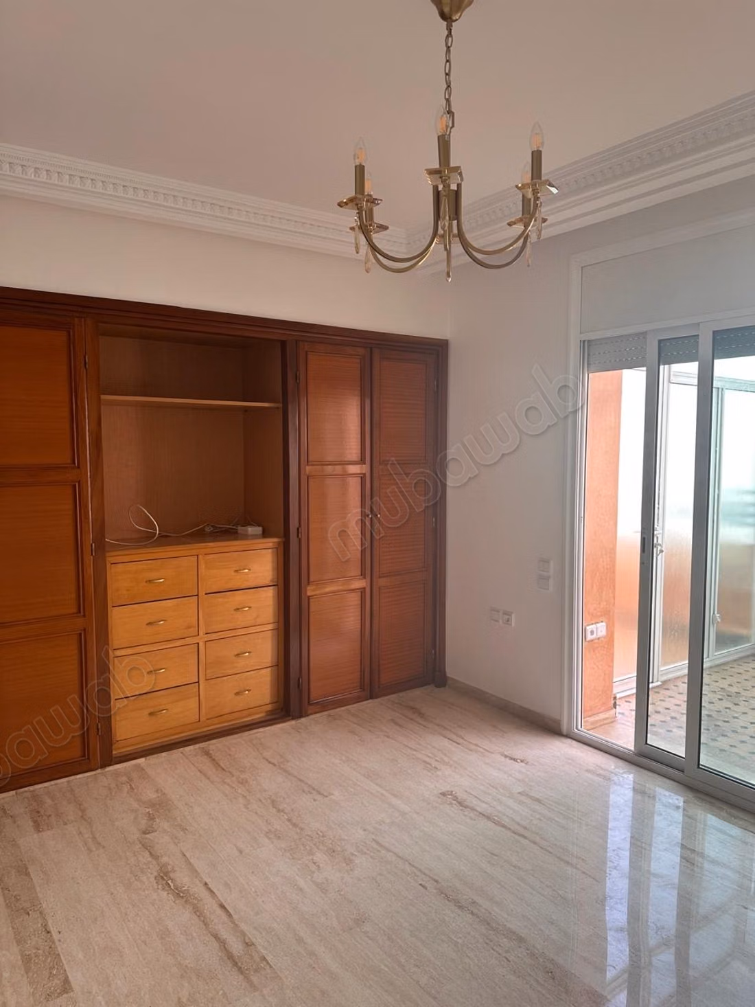 Mooie appartement te koop in de Gouden Driehoek. Oppervlakte van 240 m². Modern salon