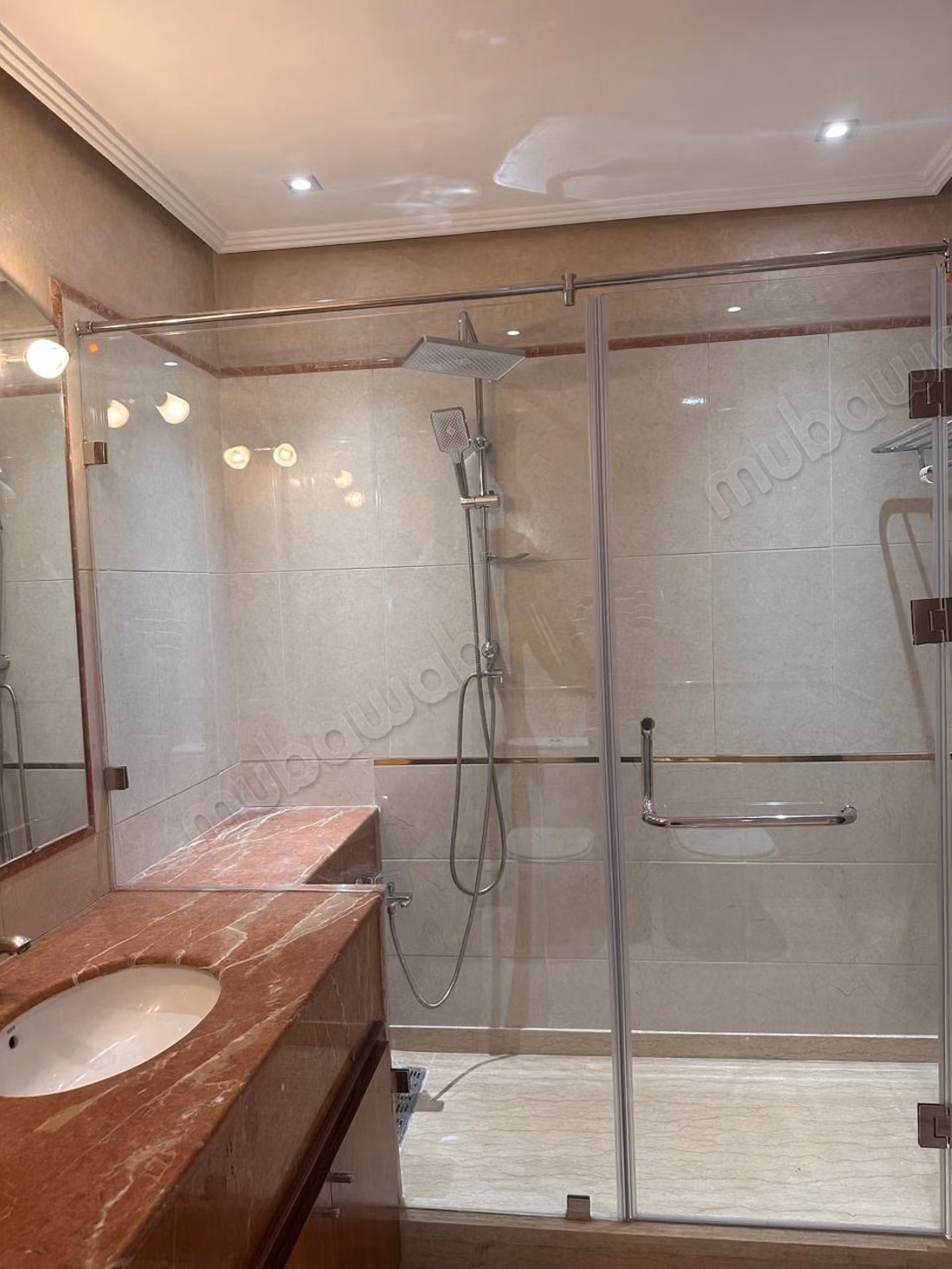 Mooie appartement te koop in de Gouden Driehoek. Oppervlakte van 240 m². Modern salon