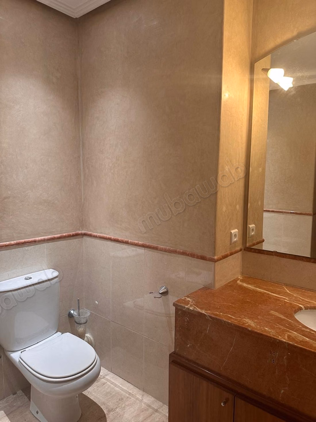 Mooie appartement te koop in de Gouden Driehoek. Oppervlakte van 240 m². Modern salon