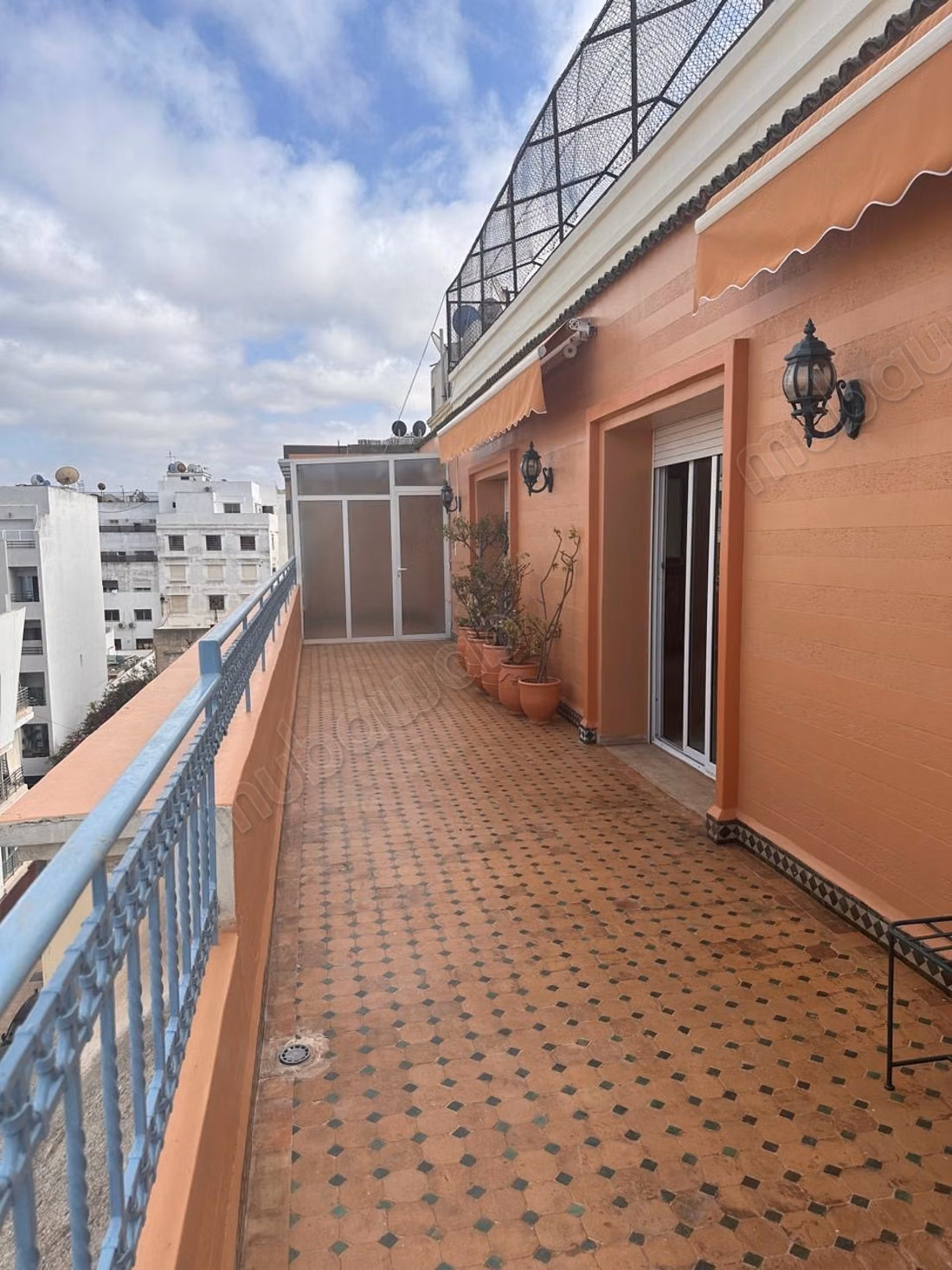 Mooie appartement te koop in de Gouden Driehoek. Oppervlakte van 240 m². Modern salon