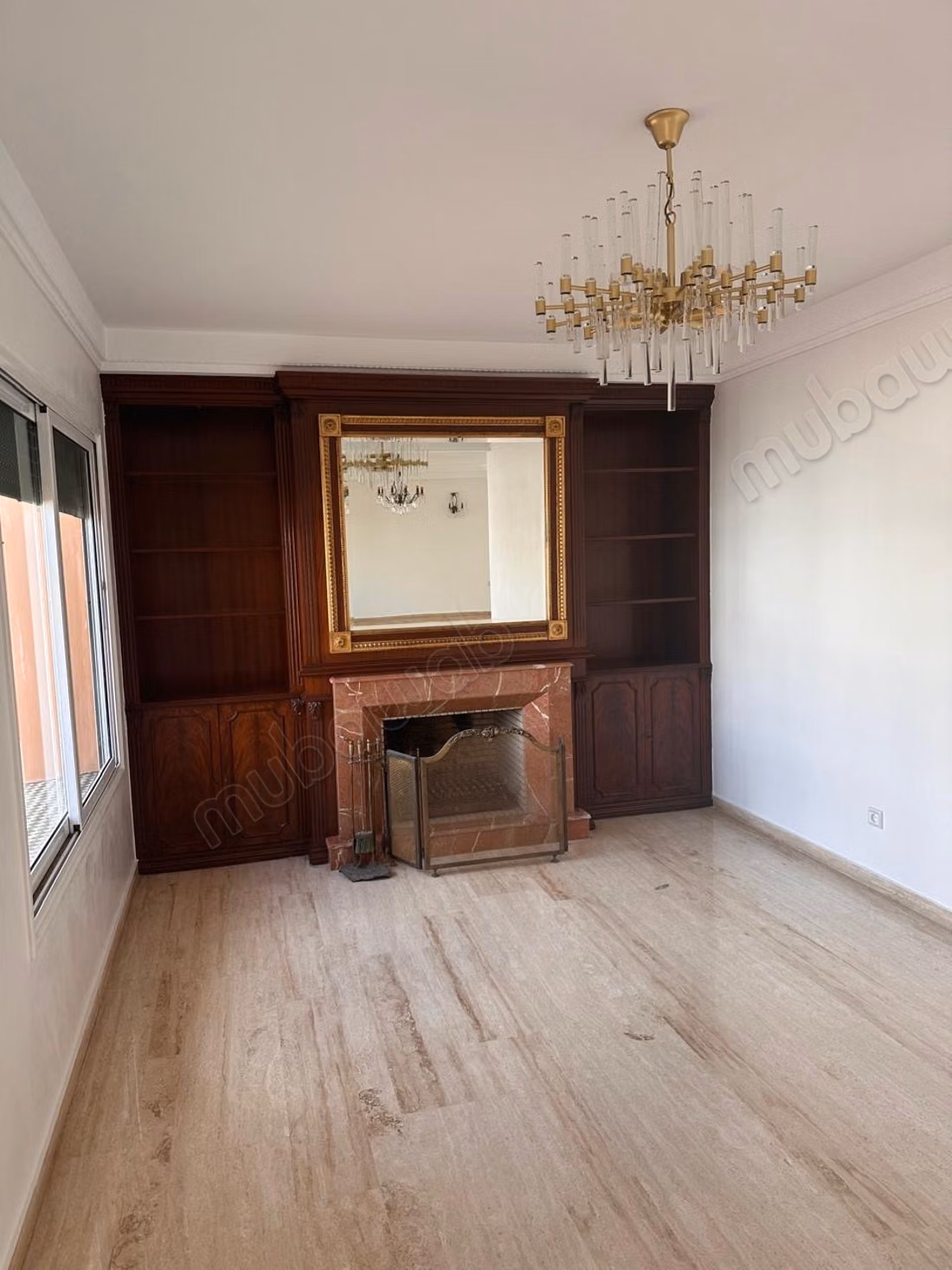 Mooie appartement te koop in de Gouden Driehoek. Oppervlakte van 240 m². Modern salon