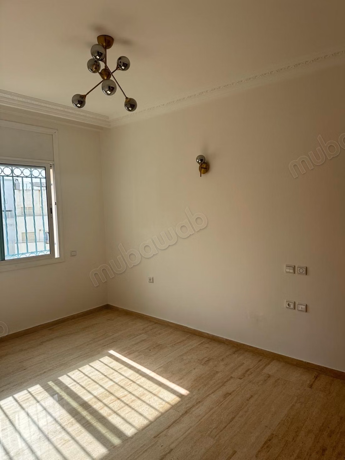 Mooie appartement te koop in de Gouden Driehoek. Oppervlakte van 240 m². Modern salon