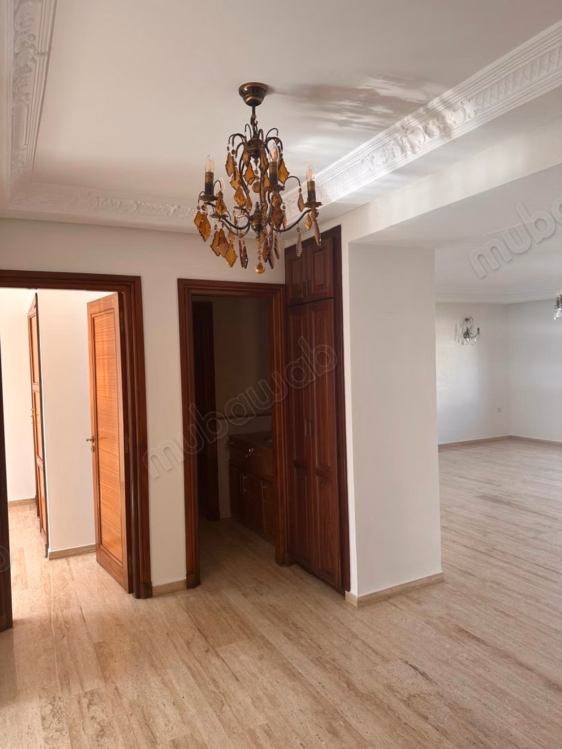 Mooie appartement te koop in de Gouden Driehoek. Oppervlakte van 240 m². Modern salon
