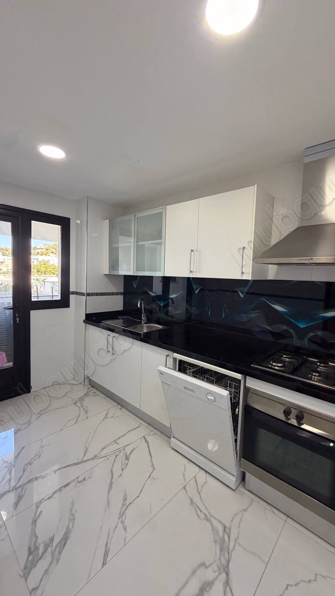 FOR RENT: Stunning sunny apartment with pool