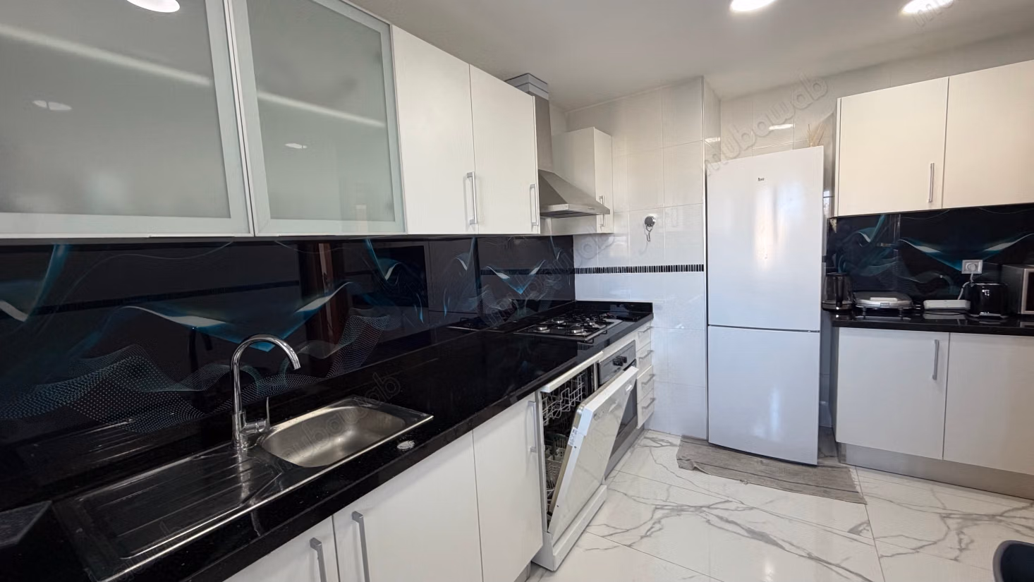 FOR RENT: Stunning sunny apartment with pool