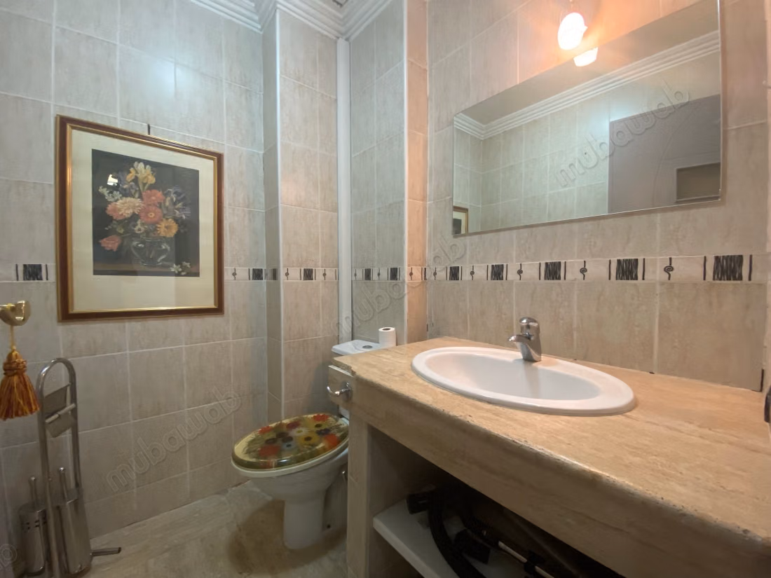Alquiler de un apartamento en el centro de la ciudad de Fez. Superficie 175 m². Ascensor y plazas de aparcamiento
