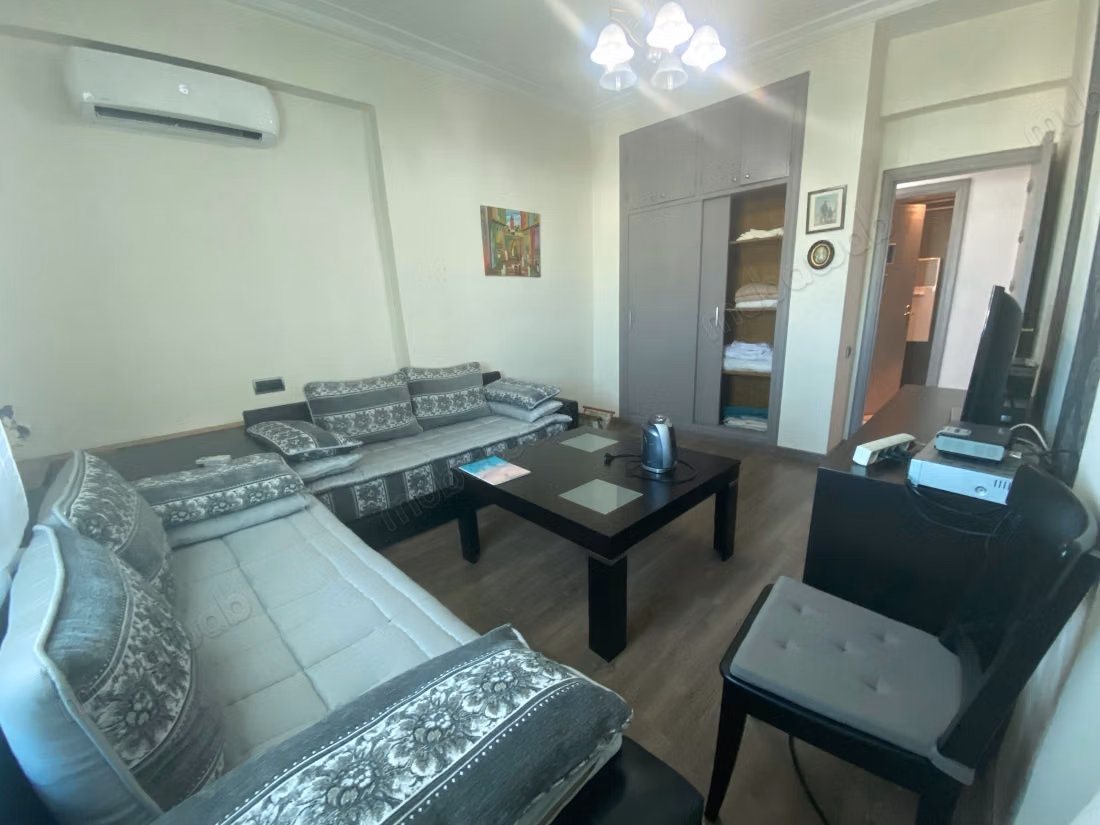 Alquiler de un apartamento en el centro de la ciudad de Fez. Superficie 175 m². Ascensor y plazas de aparcamiento