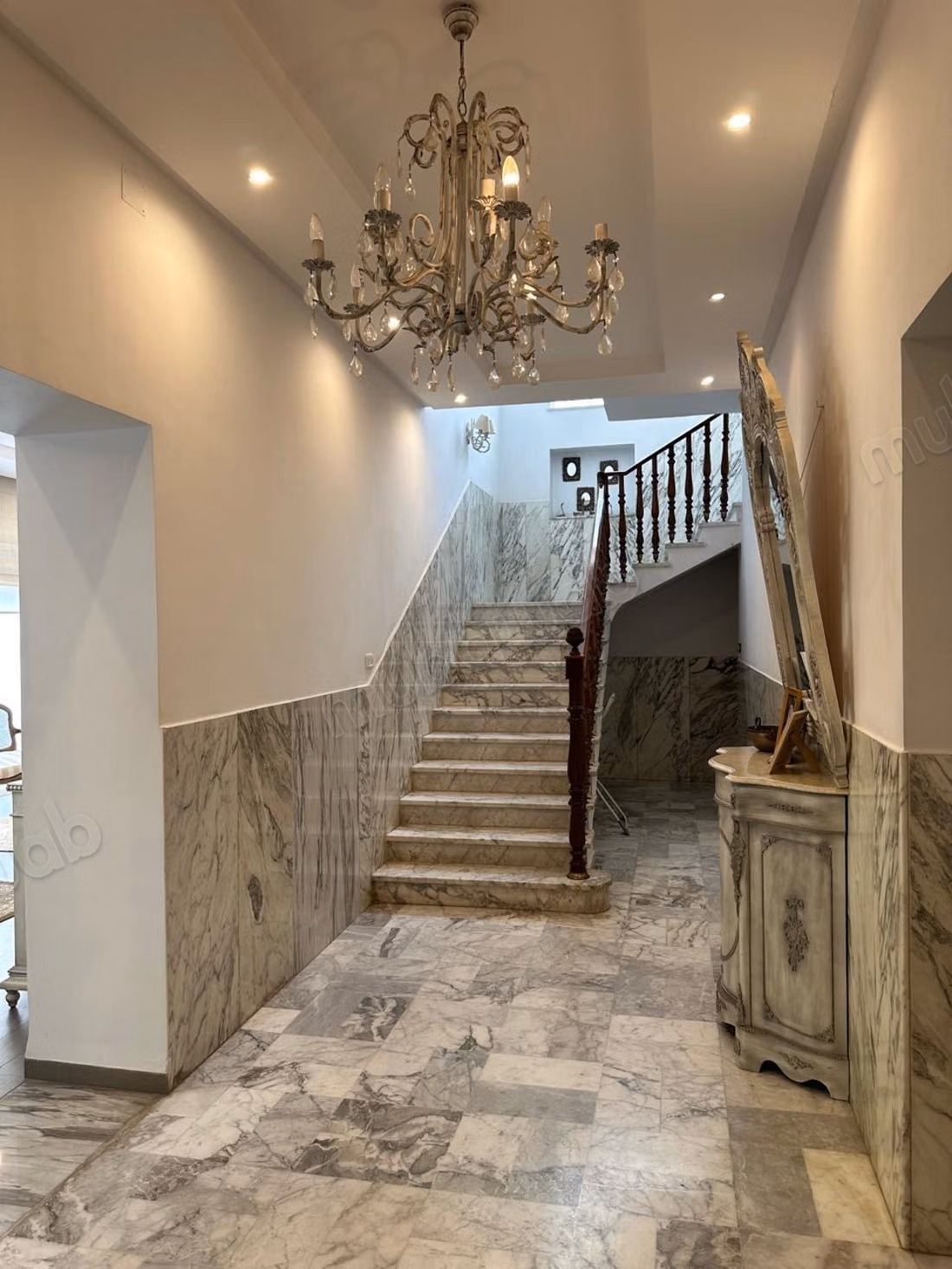 Luxury villa for sale in Megrine Coteau. 4 beautiful bedrooms. Pool, air conditioning