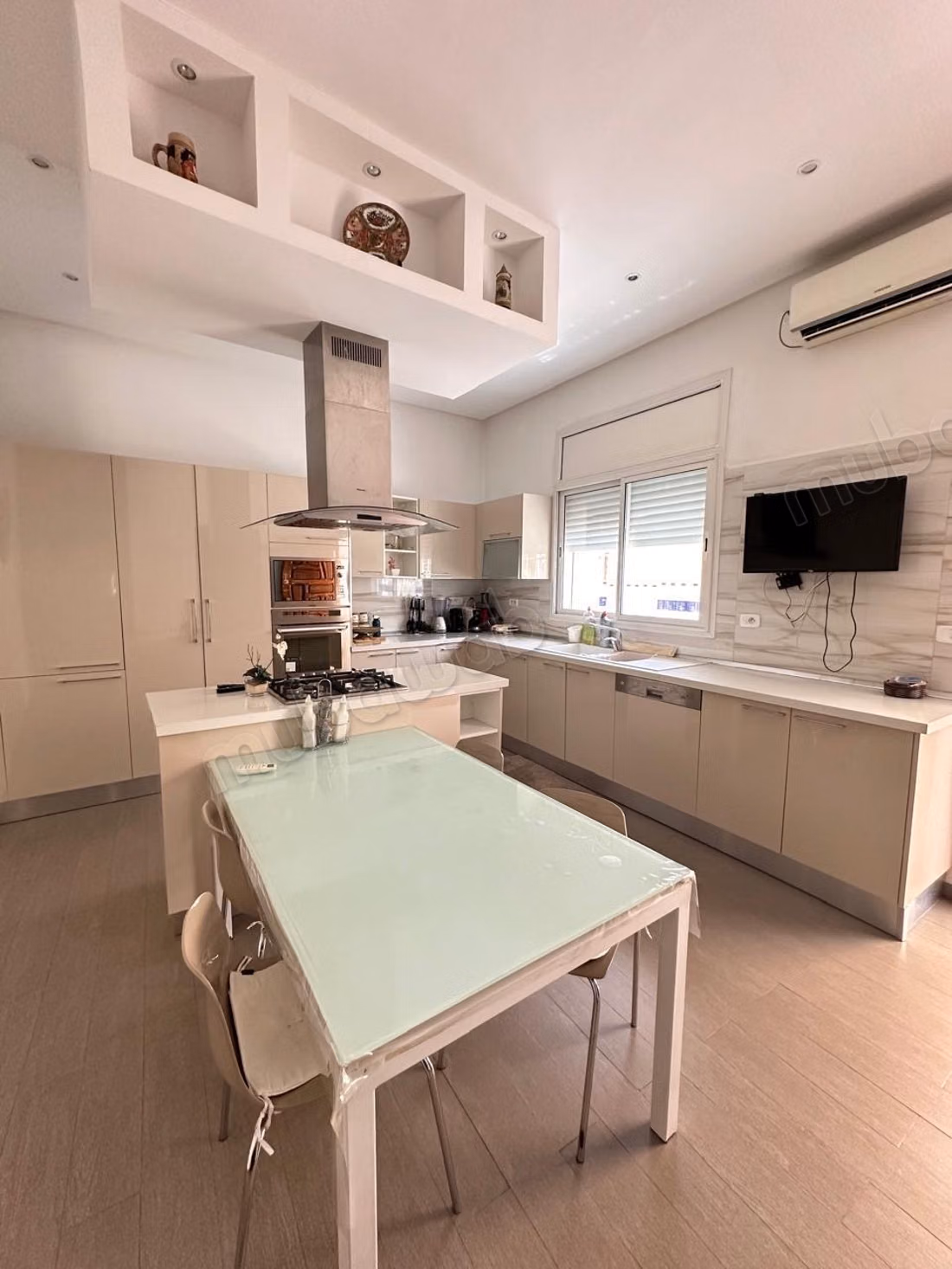 Luxury villa for sale in Megrine Coteau. 4 beautiful bedrooms. Pool, air conditioning