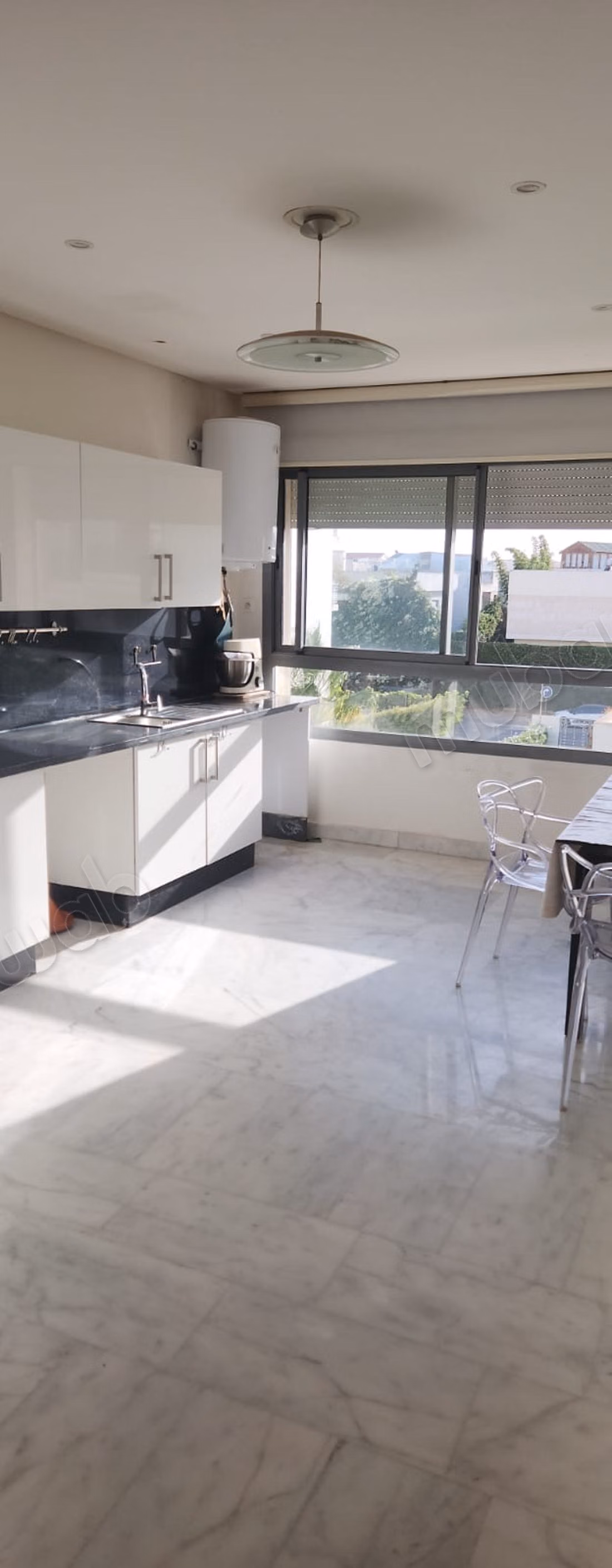 Très bel appartement en location à Dar Bouazza.
Surface de 145 m².
Bien meublé