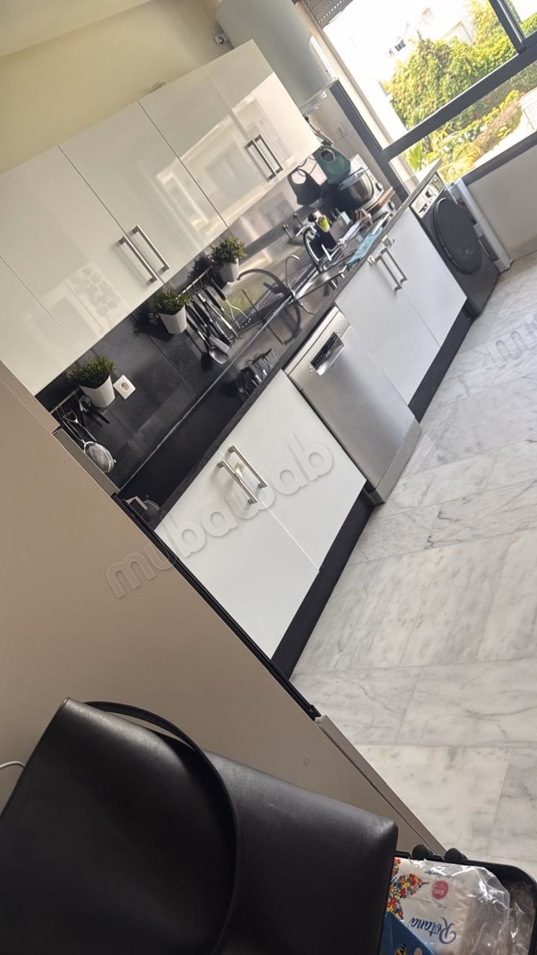 Zeer mooi appartement te huur in Dar Bouazza. Oppervlakte van 145 m². Goed gemeubileerd
