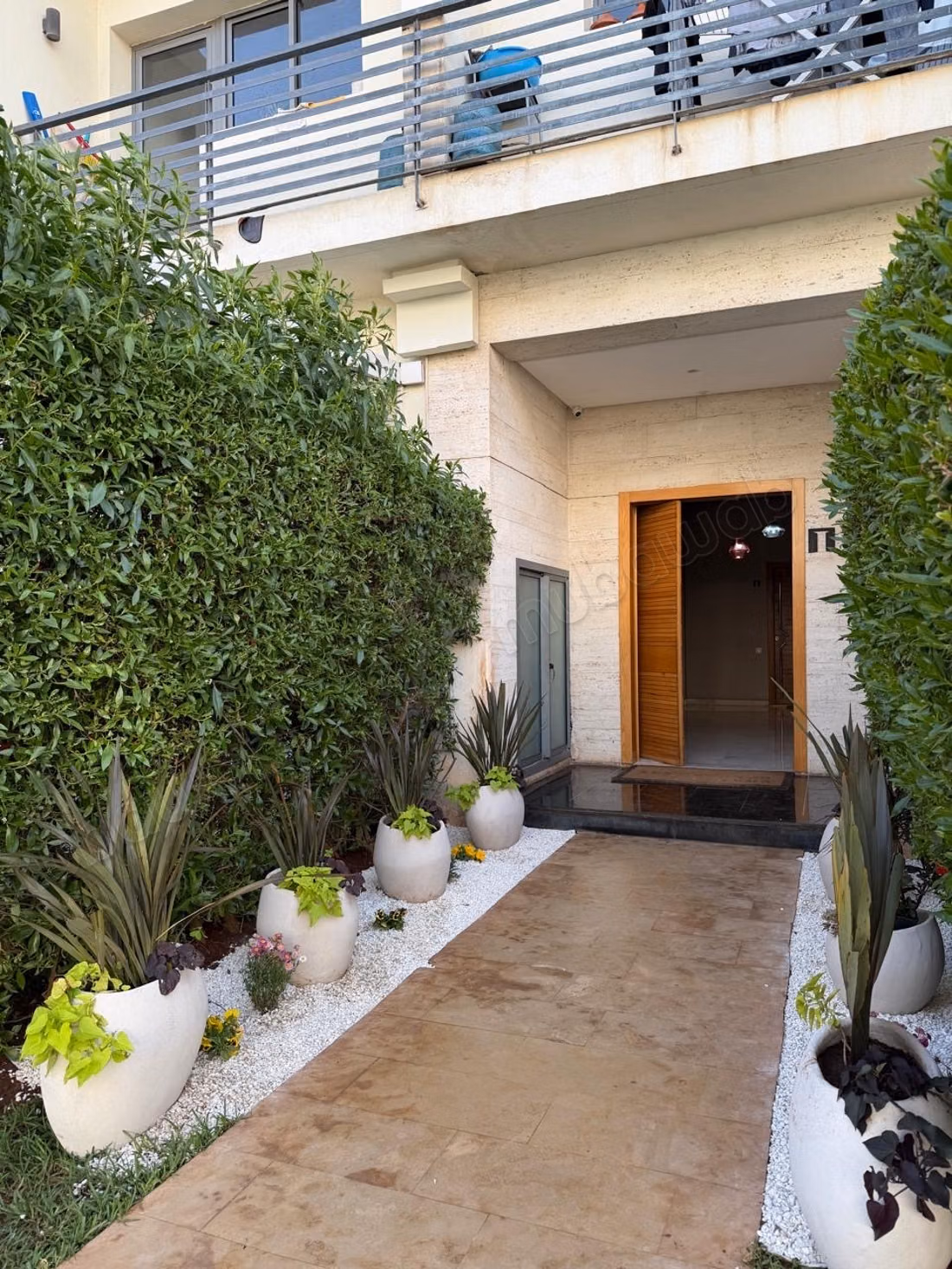 Zeer mooi appartement te huur in Dar Bouazza. Oppervlakte van 145 m². Goed gemeubileerd