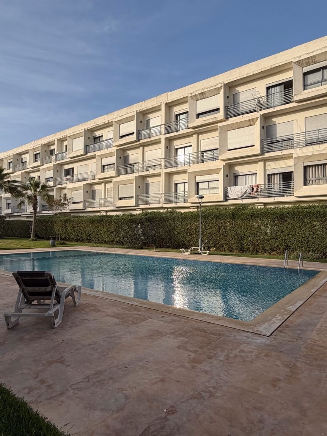 Zeer mooi appartement te huur in Dar Bouazza. Oppervlakte van 145 m². Goed gemeubileerd