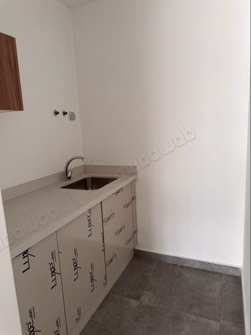Bureaux à louer à Mandarona. 
Surface totale 75 m². 
Prestation de conciergerie, air conditionné