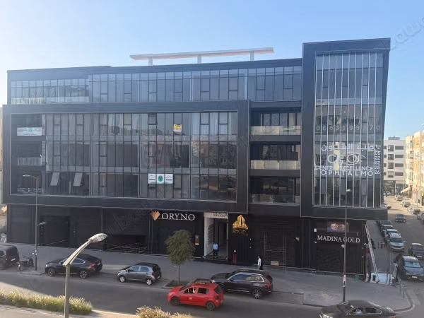 Bureaux à louer à Mandarona. 
Surface totale 75 m². 
Prestation de conciergerie, air conditionné
