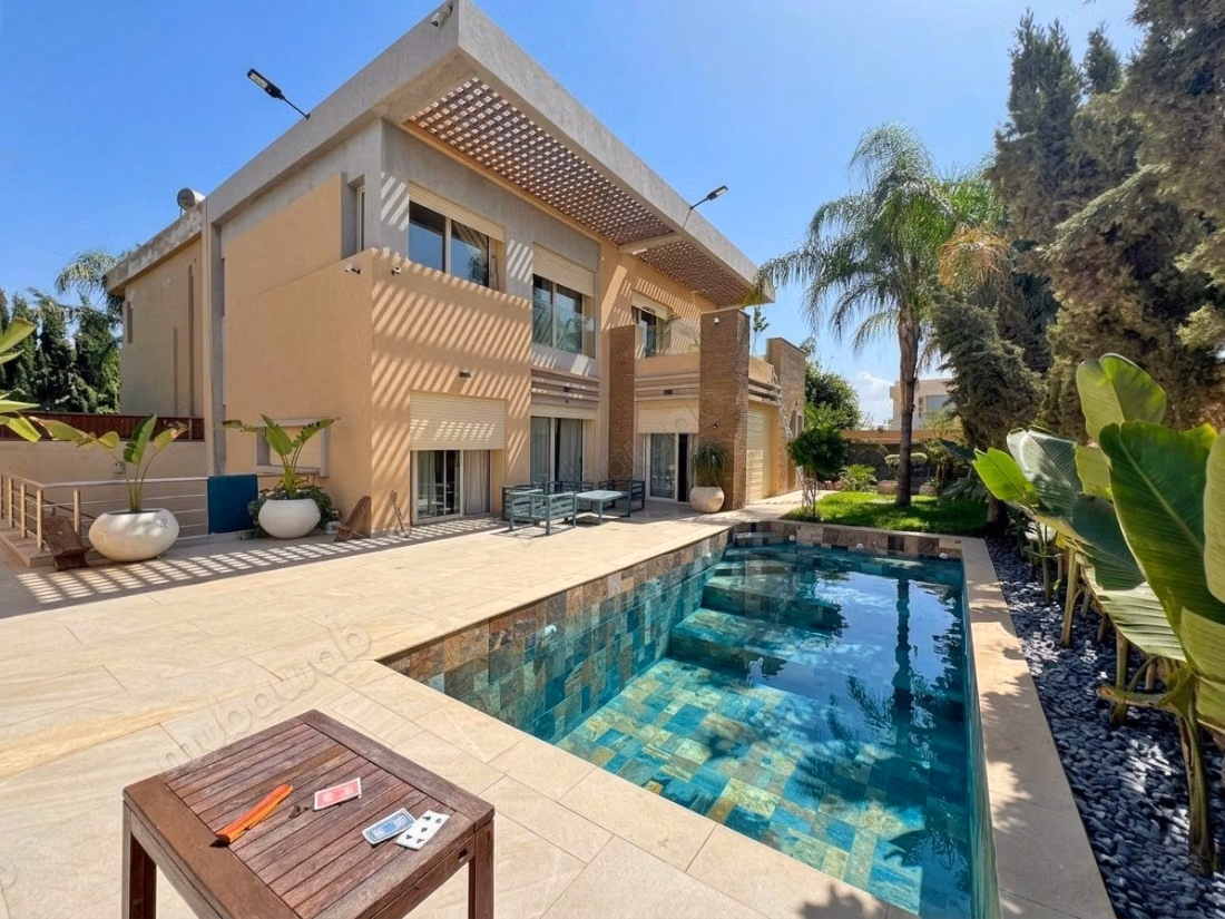 Villa à louer 5 chambres, 
Piscine