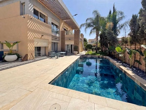Villa à louer 5 chambres, 
Piscine