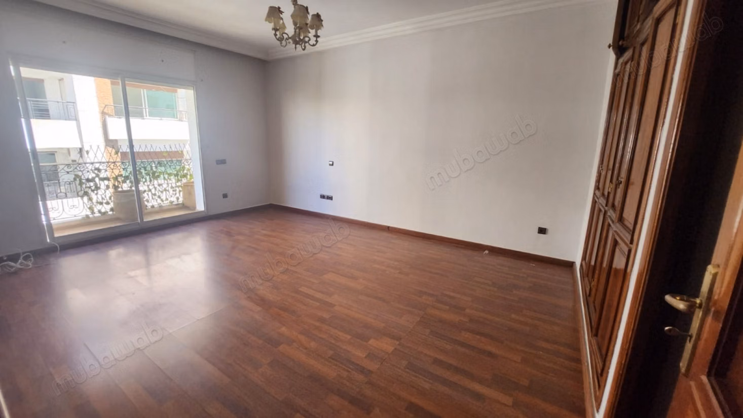 Ruim leeg appartement te huur