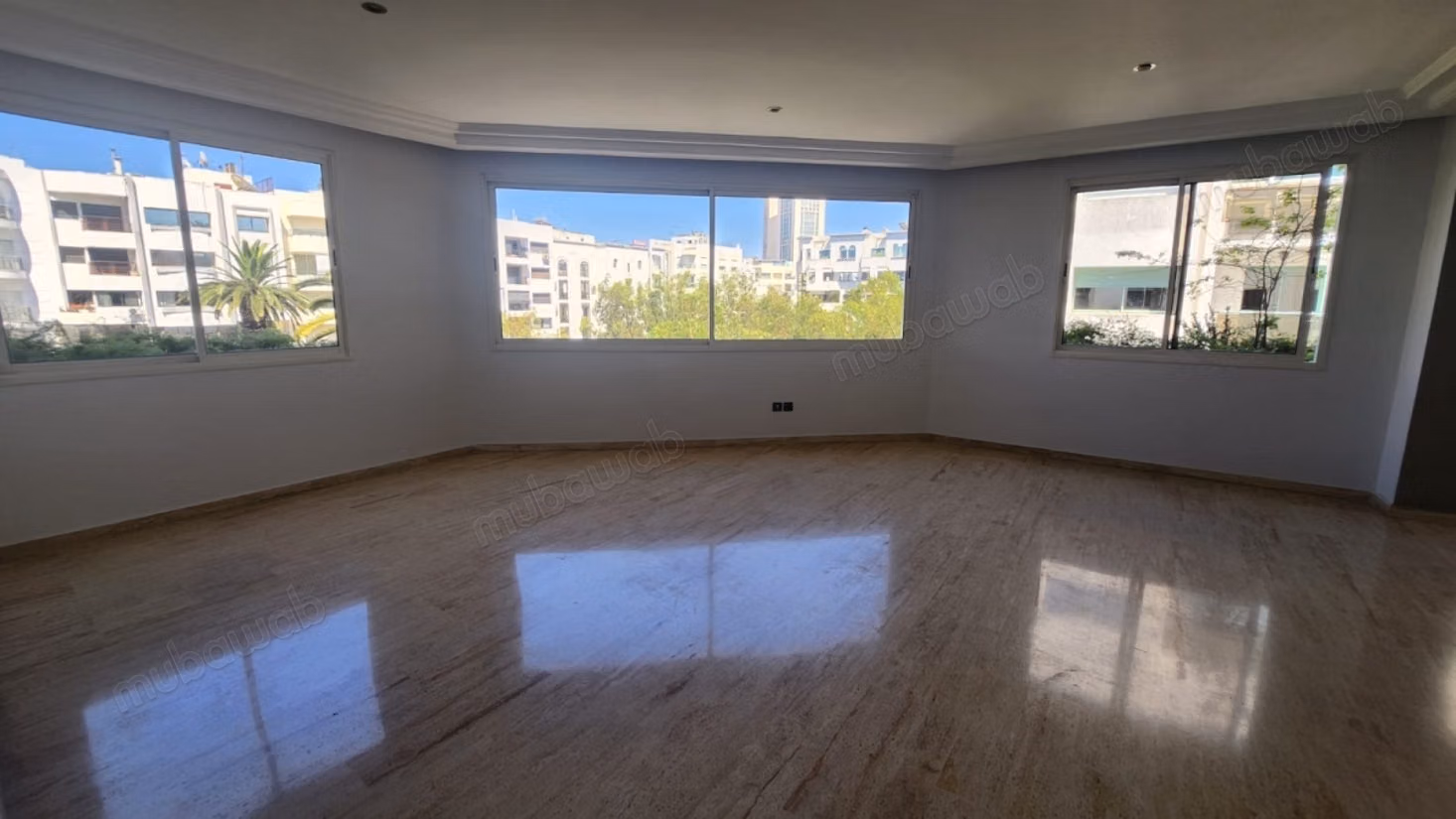 Ruim leeg appartement te huur