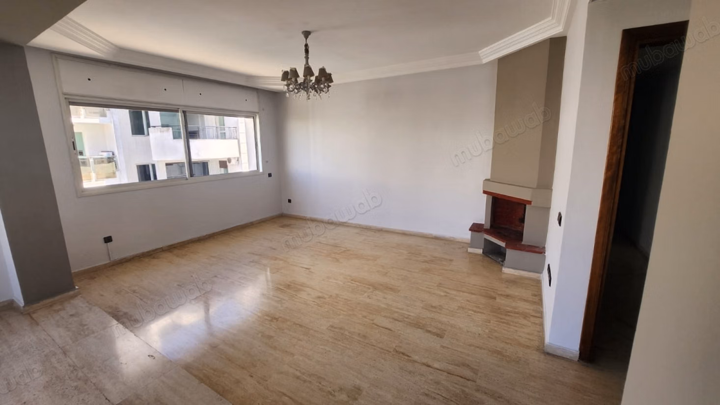 Ruim leeg appartement te huur