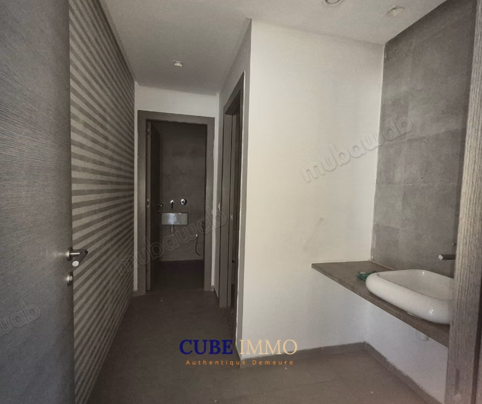 For rent - Spacious office with 8 rooms