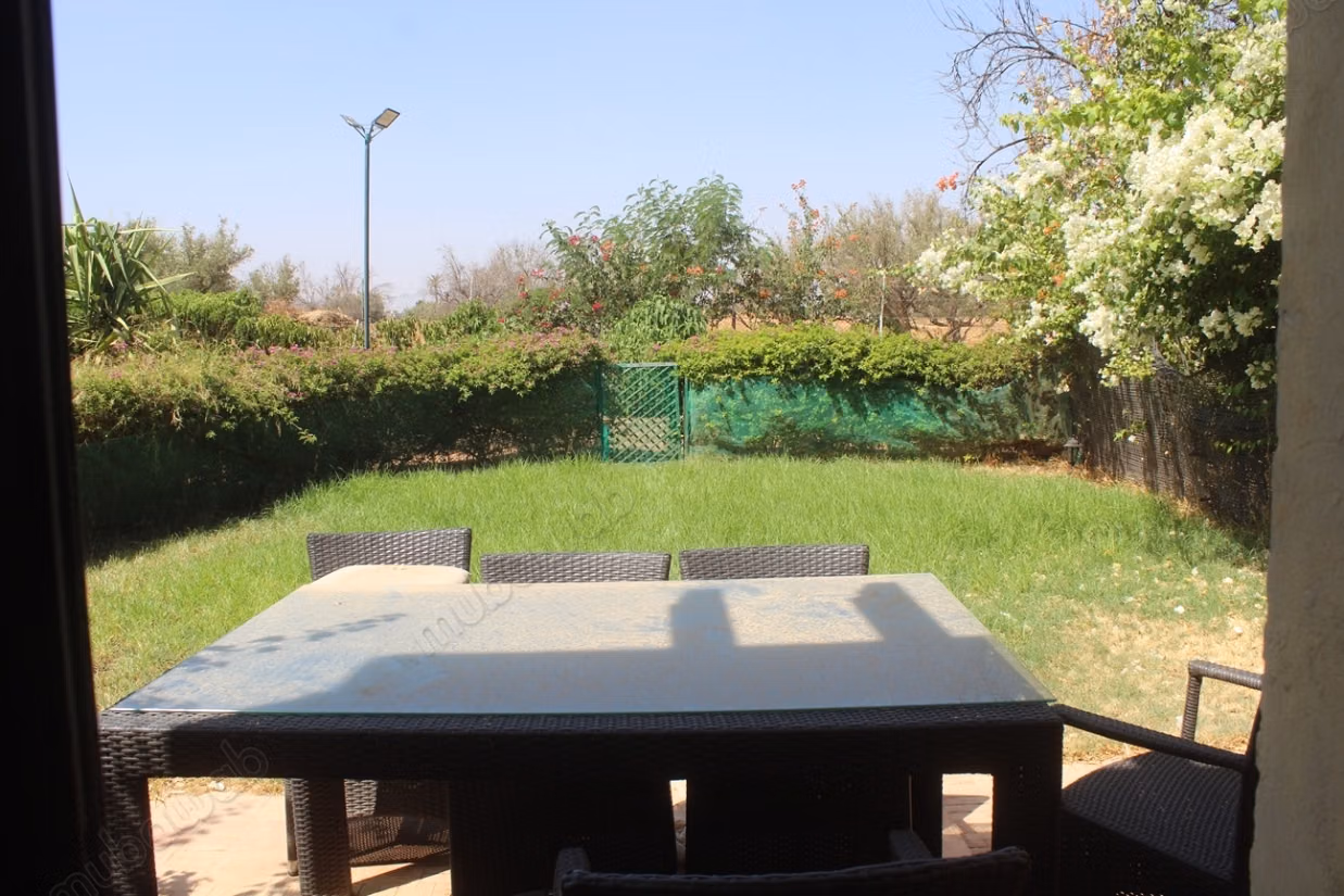 Duplex avec jardin dans un domaine avec piscine