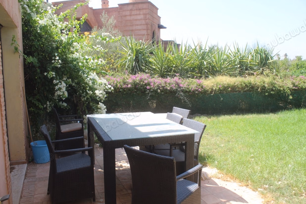 Duplex avec jardin dans un domaine avec piscine