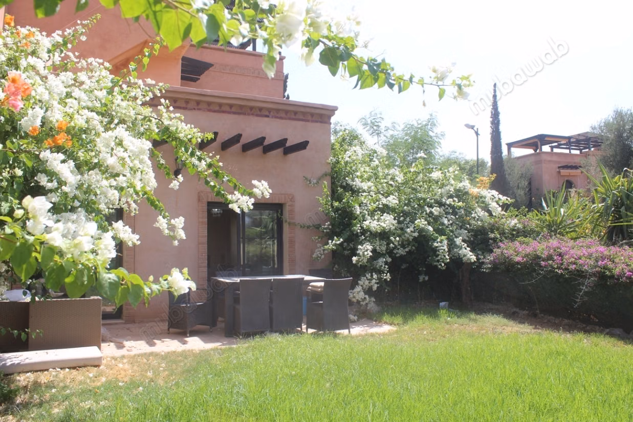 Duplex avec jardin dans un domaine avec piscine