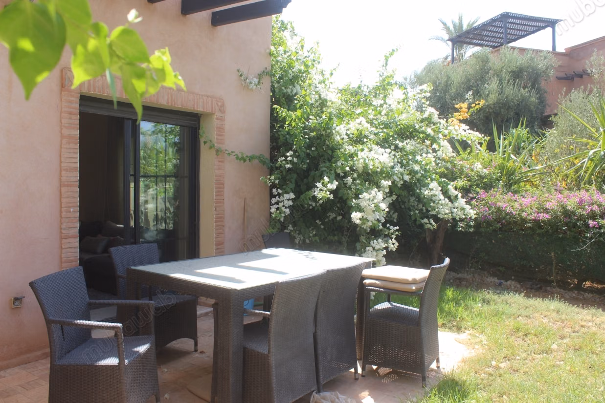 Duplex avec jardin dans un domaine avec piscine