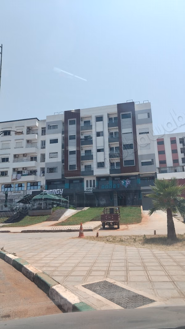 Vente d'un bel appartement à El Hadadda. 
Surface totale 138 m². 
Porte blindée, salon marocain traditionnel