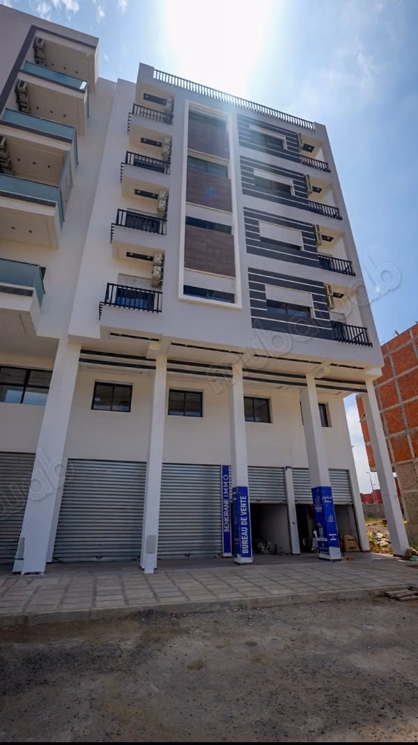 Appartement te koop in Mehdia. 2 slaapkamers. Versterkte deur, traditionele Marokkaanse woonkamer