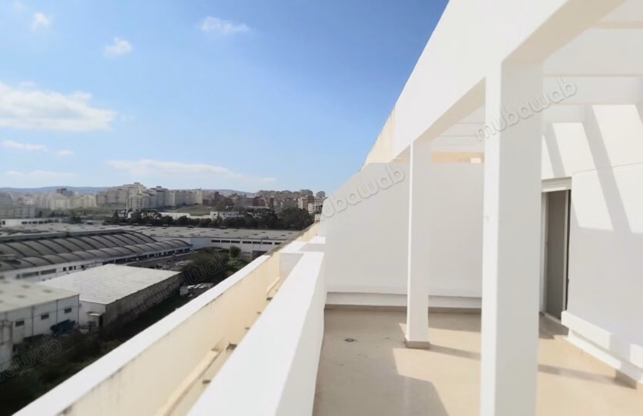 A vendre appartement avec terrasse entierement renove surface 151m² 
route de rabat