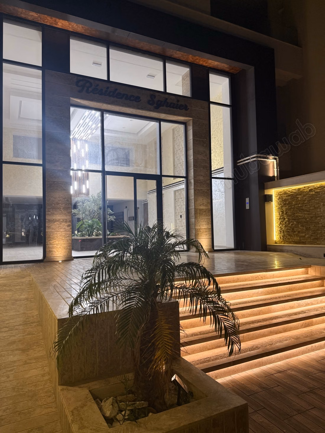 Location saisonnière à Cité El Wafa. 
Surface totale 78 m². 
Porte sécurisée et chauffage central