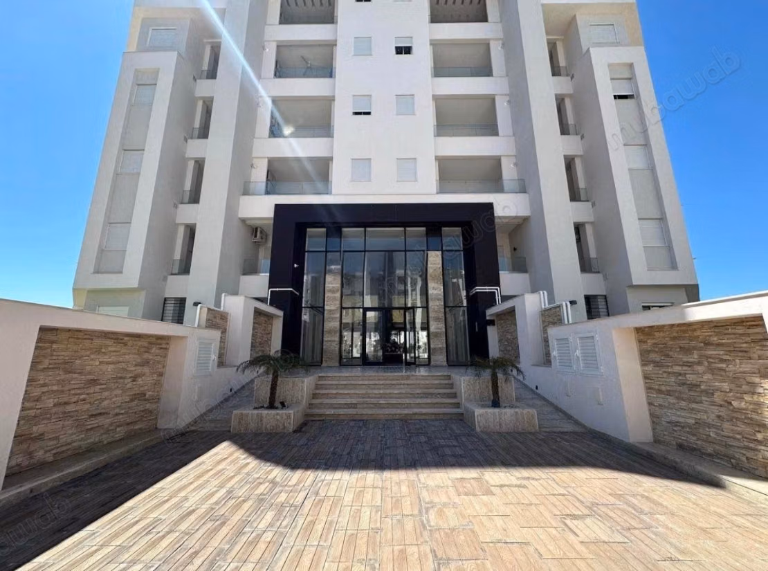 Location saisonnière à Cité El Wafa. 
Surface totale 78 m². 
Porte sécurisée et chauffage central