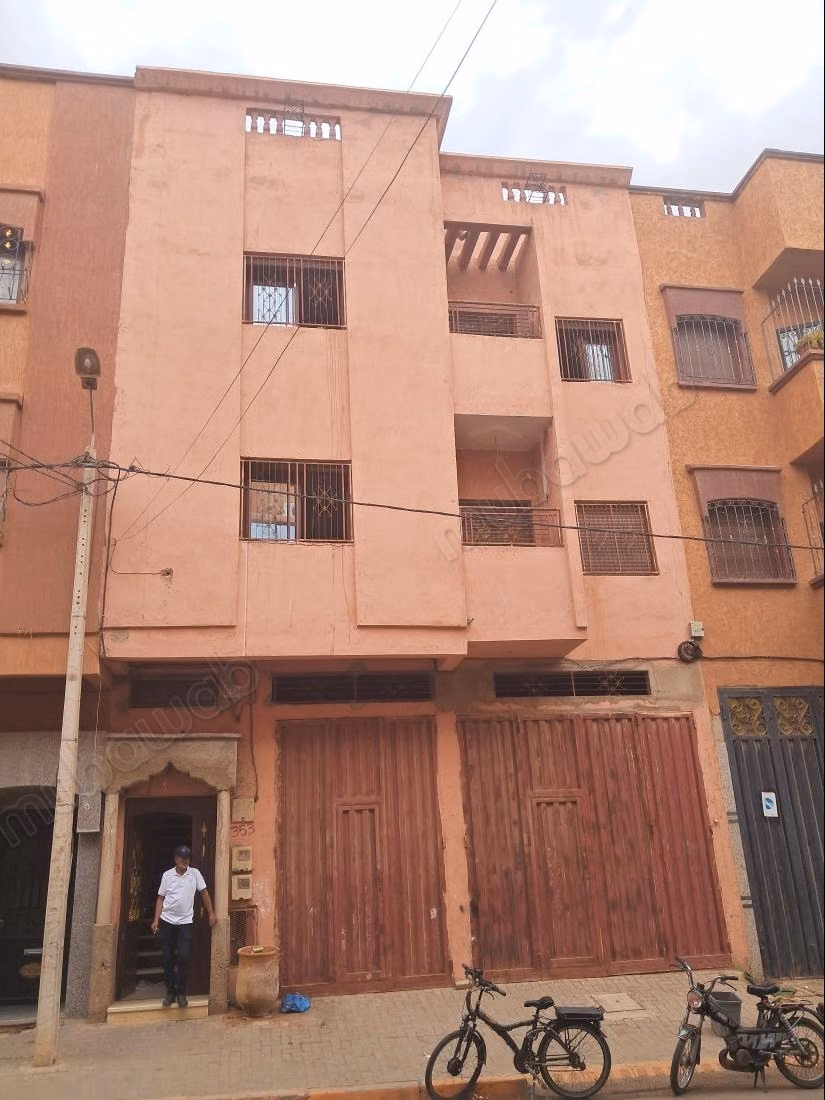 Prachtig huis te koop in Ben Guerir. 2 comfortabele kamers. Groot terras