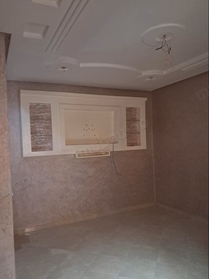 Prachtig huis te koop in Ben Guerir. 2 comfortabele kamers. Groot terras