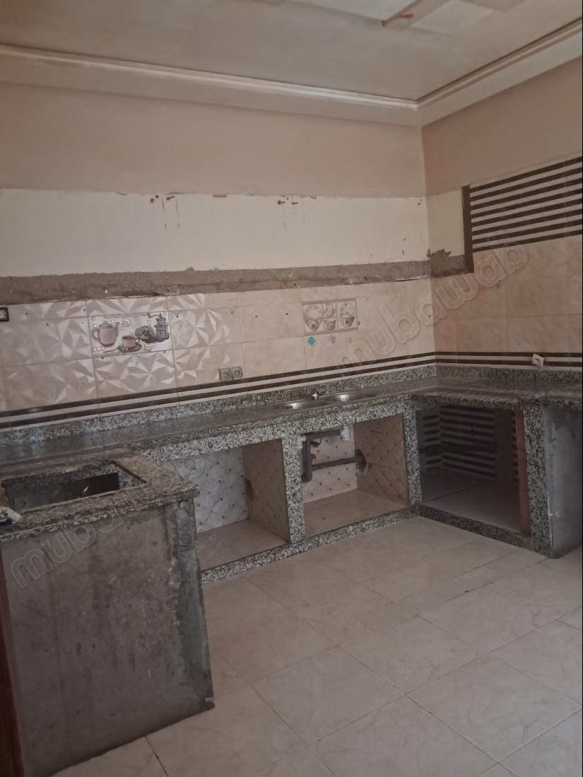 Prachtig huis te koop in Ben Guerir. 2 comfortabele kamers. Groot terras
