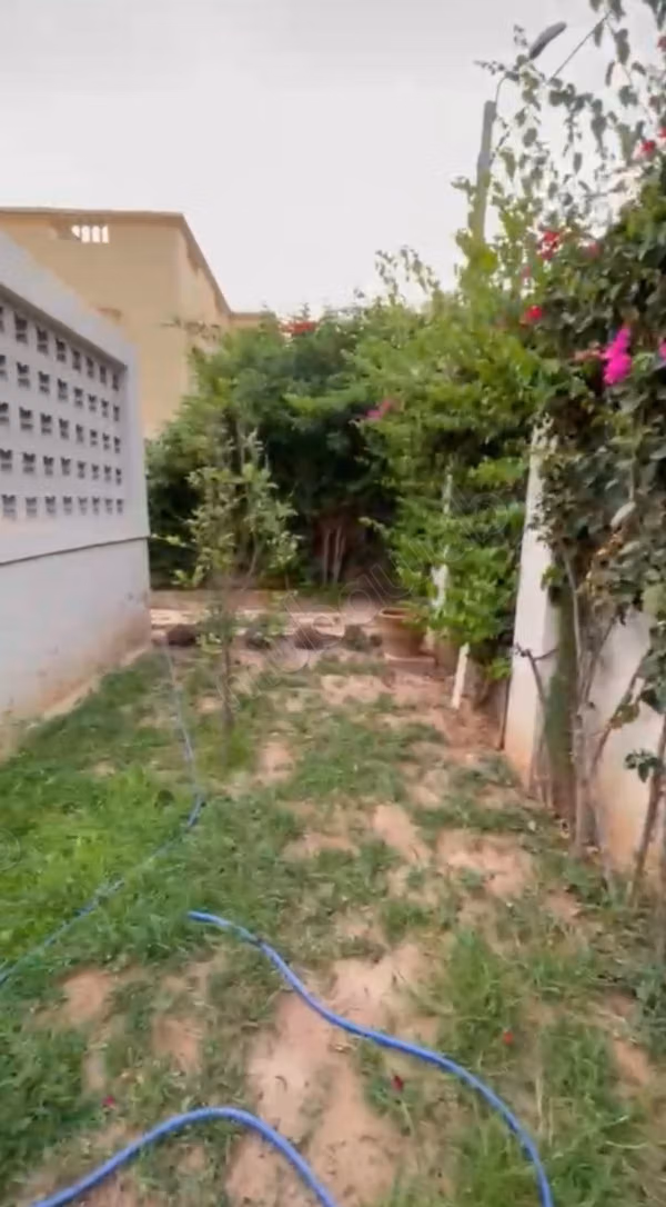 Maison de luxe à vendre à Ben Serguaou.
Superficie 500 m²