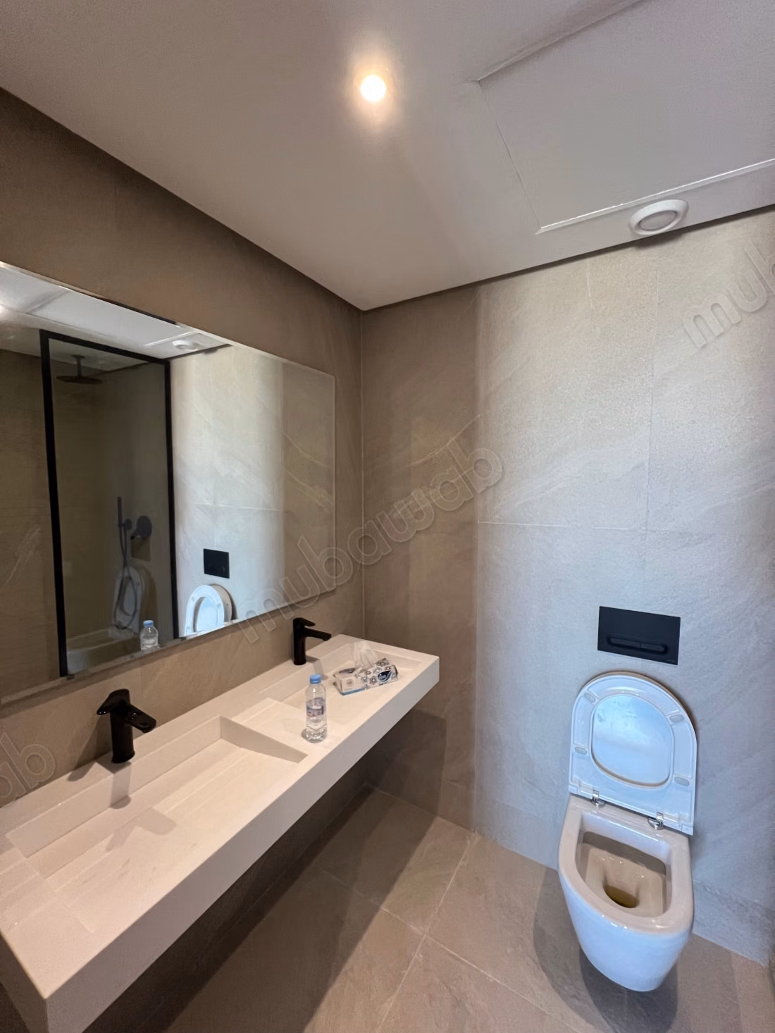 Vend appartement à Casablanca Finance City. 
3 belles chambres. 
Bien meublé
