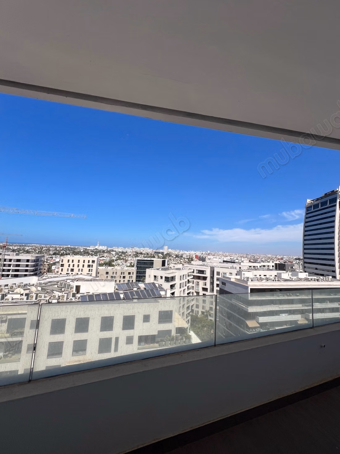 Vend appartement à Casablanca Finance City. 
3 belles chambres. 
Bien meublé