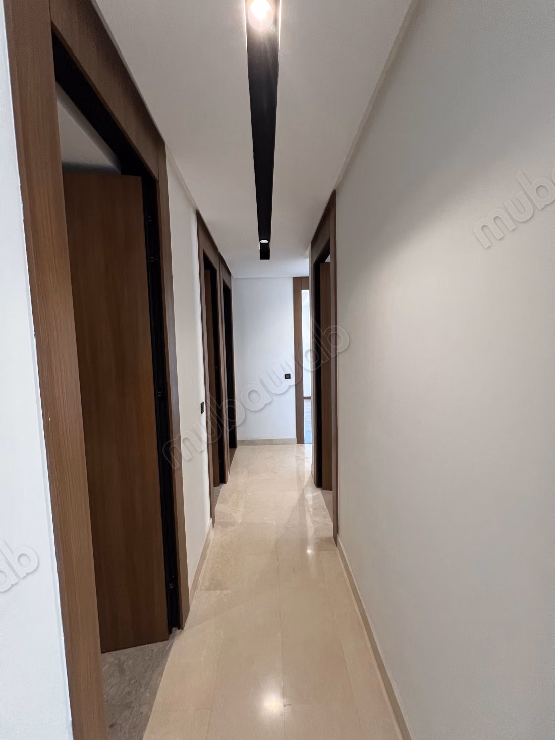 Vend appartement à Casablanca Finance City. 
3 belles chambres. 
Bien meublé