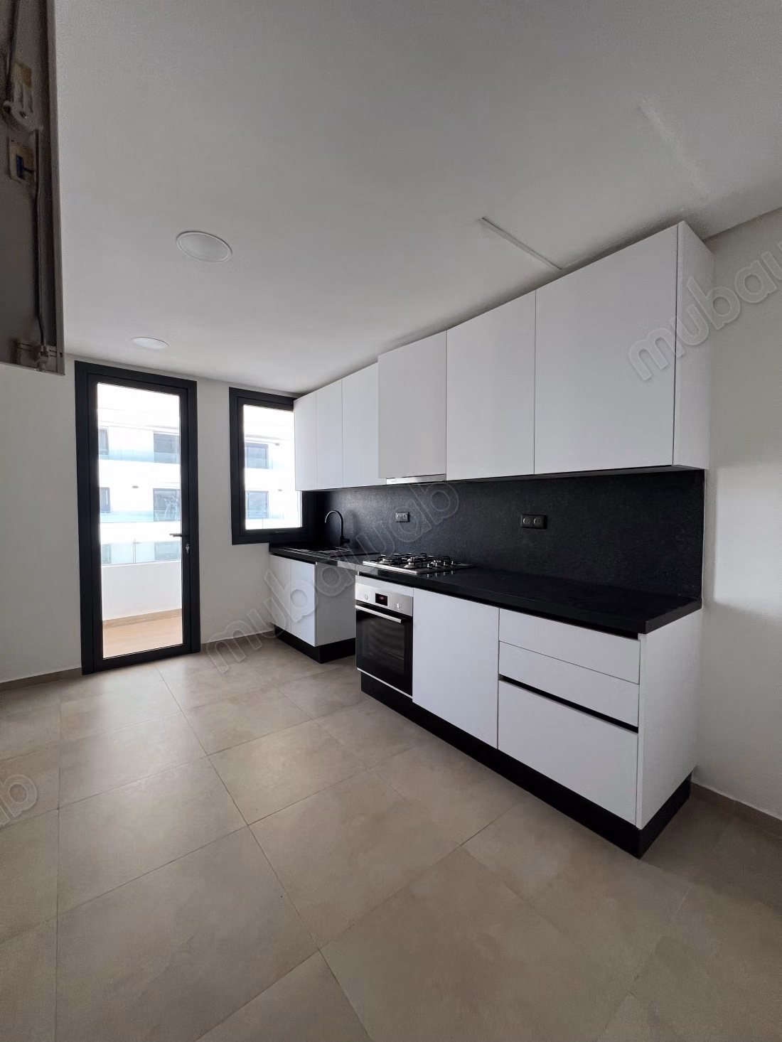 Vend appartement à Casablanca Finance City. 
3 belles chambres. 
Bien meublé