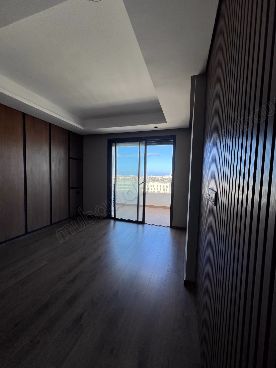 Vend appartement à Casablanca Finance City. 
3 belles chambres. 
Bien meublé