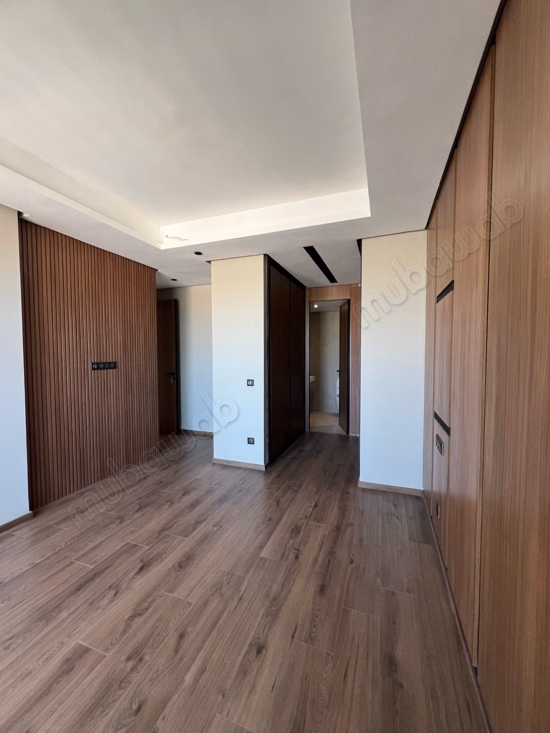 Vend appartement à Casablanca Finance City. 
3 belles chambres. 
Bien meublé