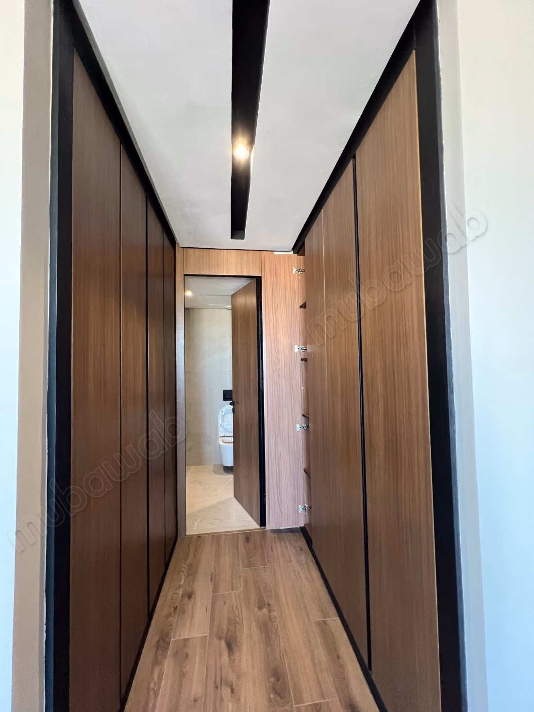 Vend appartement à Casablanca Finance City. 
3 belles chambres. 
Bien meublé