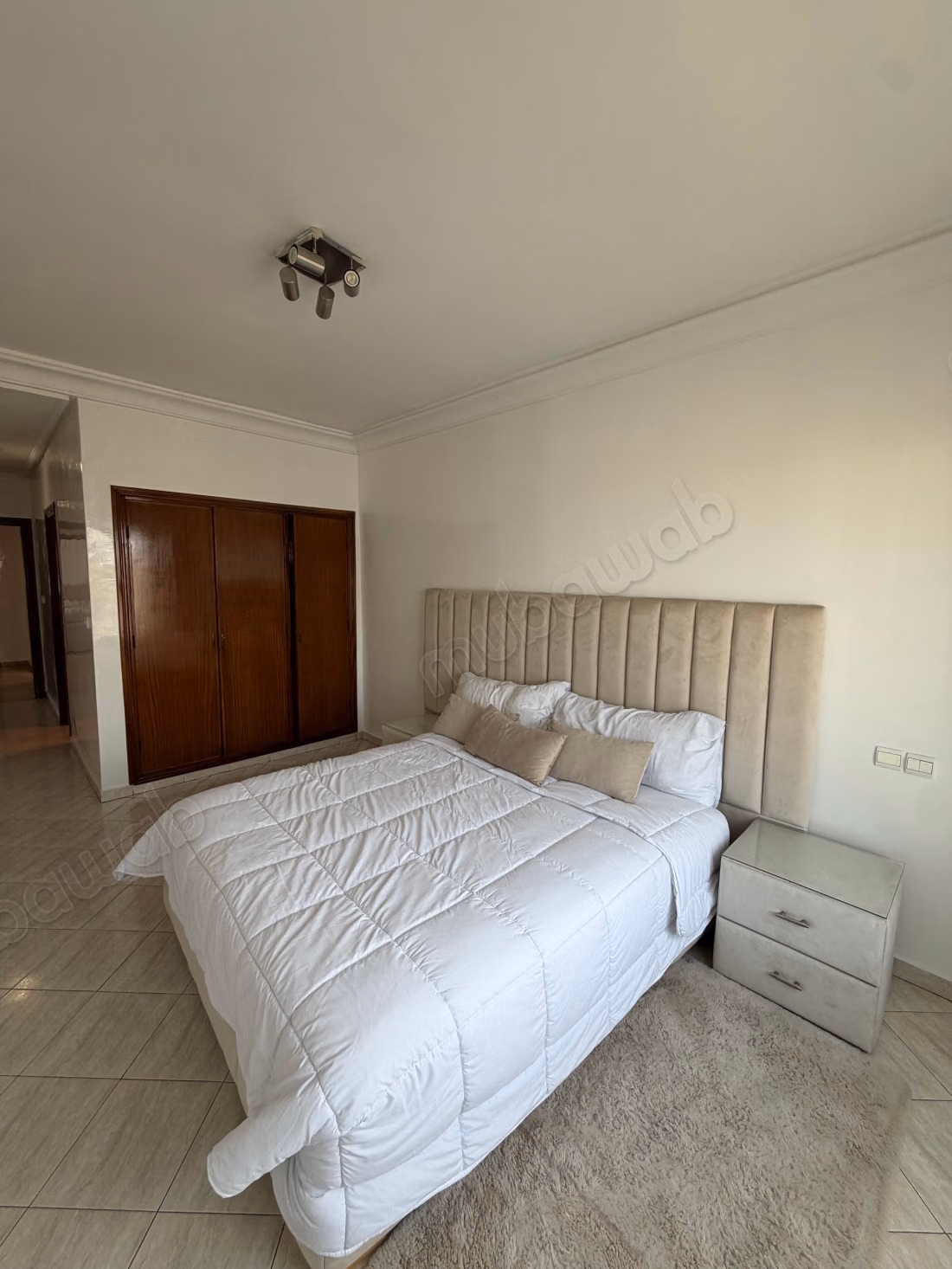 Appartement te huur in Bourgogne Est. Totale oppervlakte 150 m². Goed ingericht