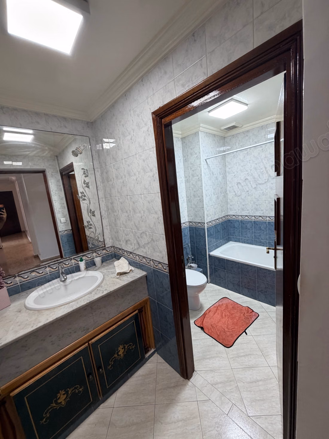 Appartement te huur in Bourgogne Est. Totale oppervlakte 150 m². Goed ingericht