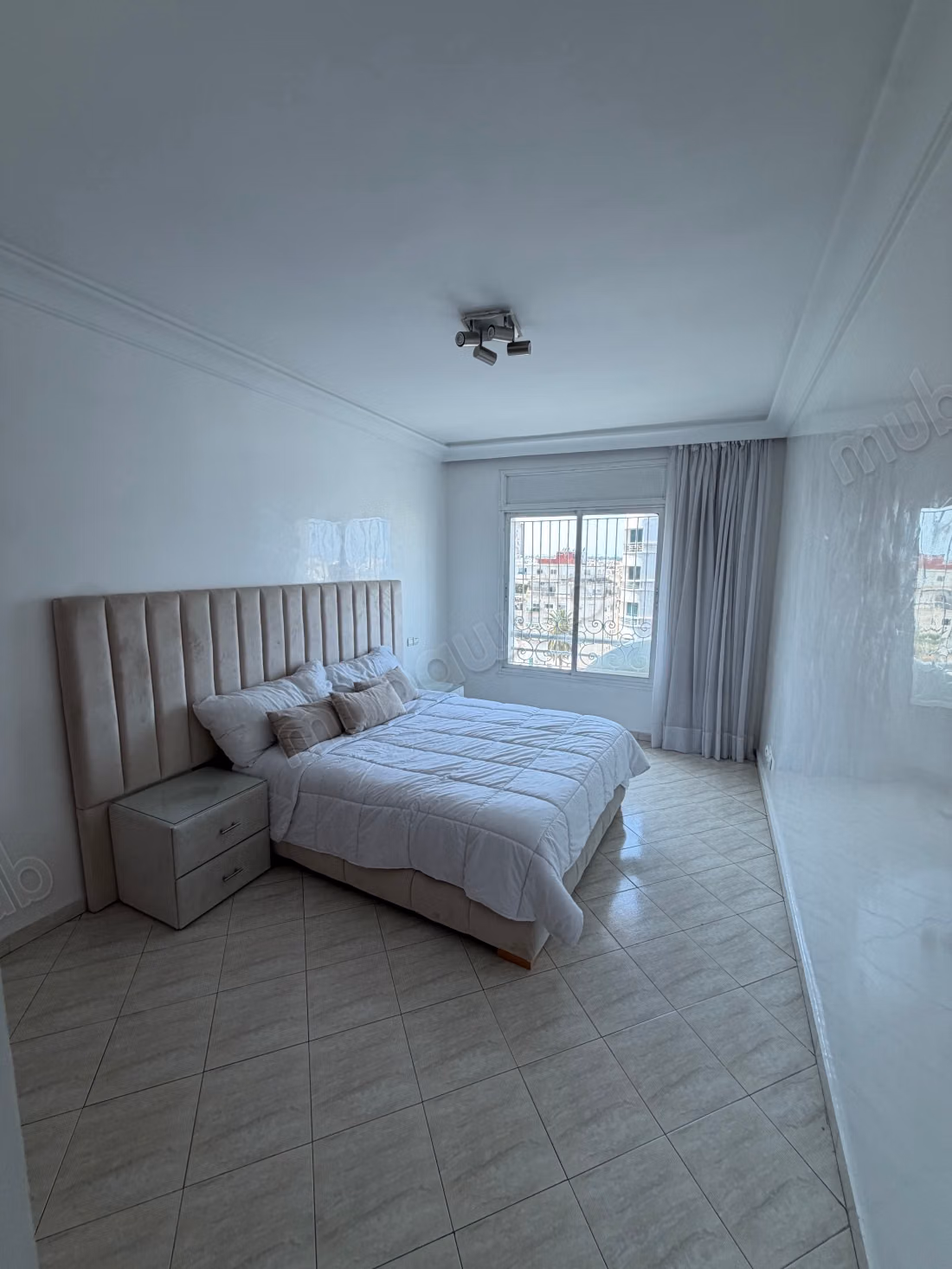 Appartement te huur in Bourgogne Est. Totale oppervlakte 150 m². Goed ingericht