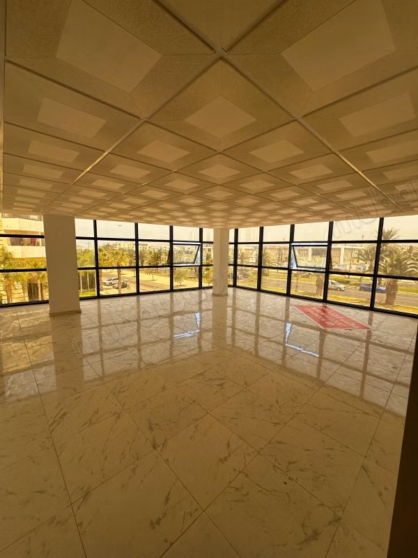 Ufficio di 85m² in affitto a Haute Founty con parcheggio